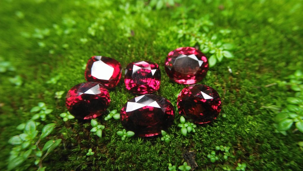 Ceylon Natural Rhodolite Garnets Dimension: 9.4mm x 8.2mm x 7.6mm/ 9.6mm x 8.8mm x 6.8mm 10mm x 8.7mm x 6.5mm/ 10.5mm x 9.4mm x 6.8mm 13mm x 9.8mm x 5.9mm/ 11.9mm / 10mm x 4.8mm Weights: 5.30cts/ 5.45cts/ 5.60cts/ 6.20cts/ 6.80cts/ 4.85cts Mineral: City of gem Ratnapurea Sri Lanka Shapes: Ovel and Cution Colour: Pinkish Red Pieces: 6 Treatment: NO Treatment/Unheated/Natural