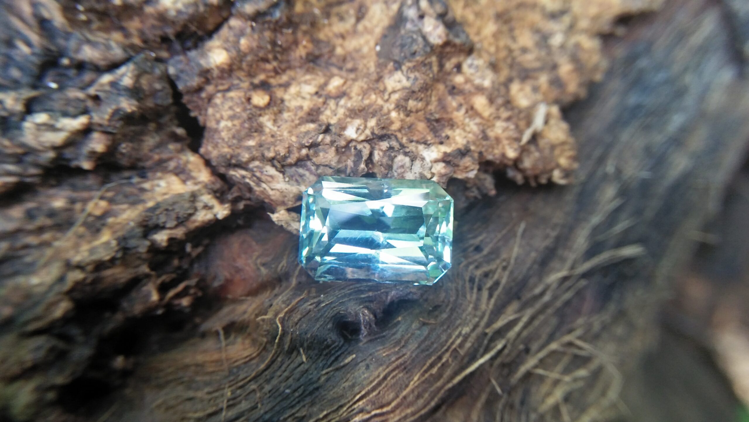 NATURAL TOURMALINE Tourmaline is a crystalline boron silicate mineral compounded with elements such as aluminium, iron, magnesium, sodium, lithium, or potassium. • Chakras - Heart Chakra • Planet - Mercury - Hardness : 7 – 7.5 - Crystal system : Trigonal - Specific gravity : 3.06 - Optical properties : Double refractive, uniaxial negative - Refractive index : nω=1.635–1.675 nε=1.610–1.650 Tourmaline attracts inspiration, compassion, tolerance and prosperity. It balances the right-left sides of the brain. It Helps treat paranoia, overcomes dyslexia and improves hand-eye coordination. Tourmaline releases tension, making it helpful for spinal adjustments