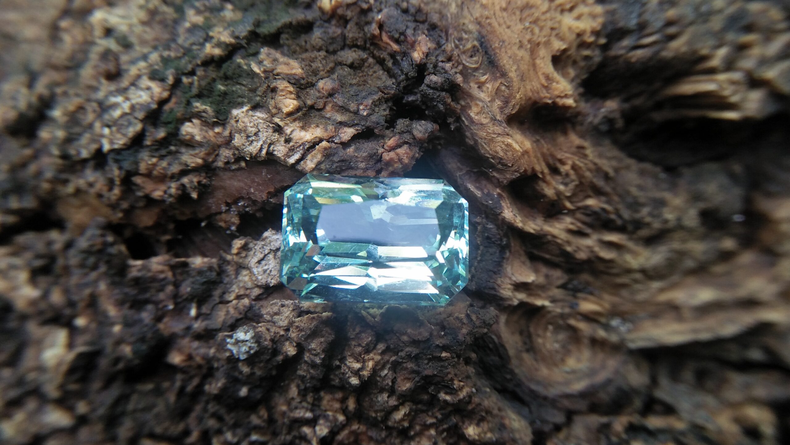 NATURAL TOURMALINE Tourmaline is a crystalline boron silicate mineral compounded with elements such as aluminium, iron, magnesium, sodium, lithium, or potassium. • Chakras - Heart Chakra • Planet - Mercury - Hardness : 7 – 7.5 - Crystal system : Trigonal - Specific gravity : 3.06 - Optical properties : Double refractive, uniaxial negative - Refractive index : nω=1.635–1.675 nε=1.610–1.650 Tourmaline attracts inspiration, compassion, tolerance and prosperity. It balances the right-left sides of the brain. It Helps treat paranoia, overcomes dyslexia and improves hand-eye coordination. Tourmaline releases tension, making it helpful for spinal adjustments