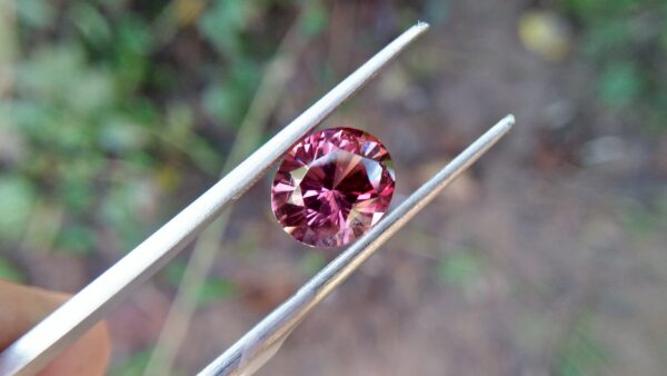 Natural Colour Change Garnet Weight: 3.19Cts Dimension: 9.7mm x 8.31mm x 5.8mm Colour: changing colors Brown, Brownish purple, Orangy Red Clarity : SI Birthstone : January Treatment : None/ Natural