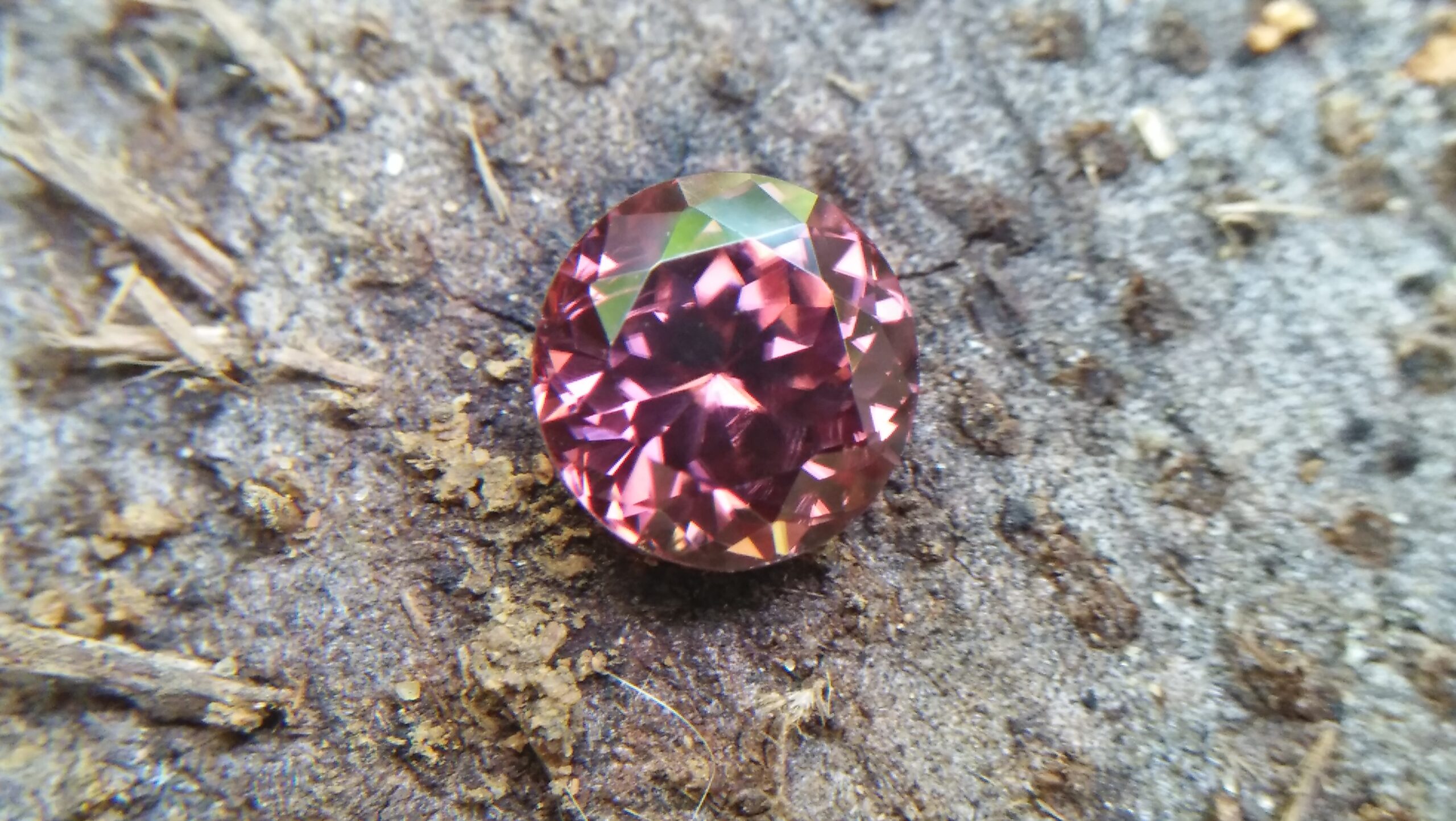 Natural Colour Change Zircon Very fine quality luster Weight: 4.45Cts Dimension: 8.7mm x 6.2mm Shape : Round Clarity : Clean Treatment : None/ Natural/ Unheated Colour: changing Colours Brown, Peach, pinkish purple, Red