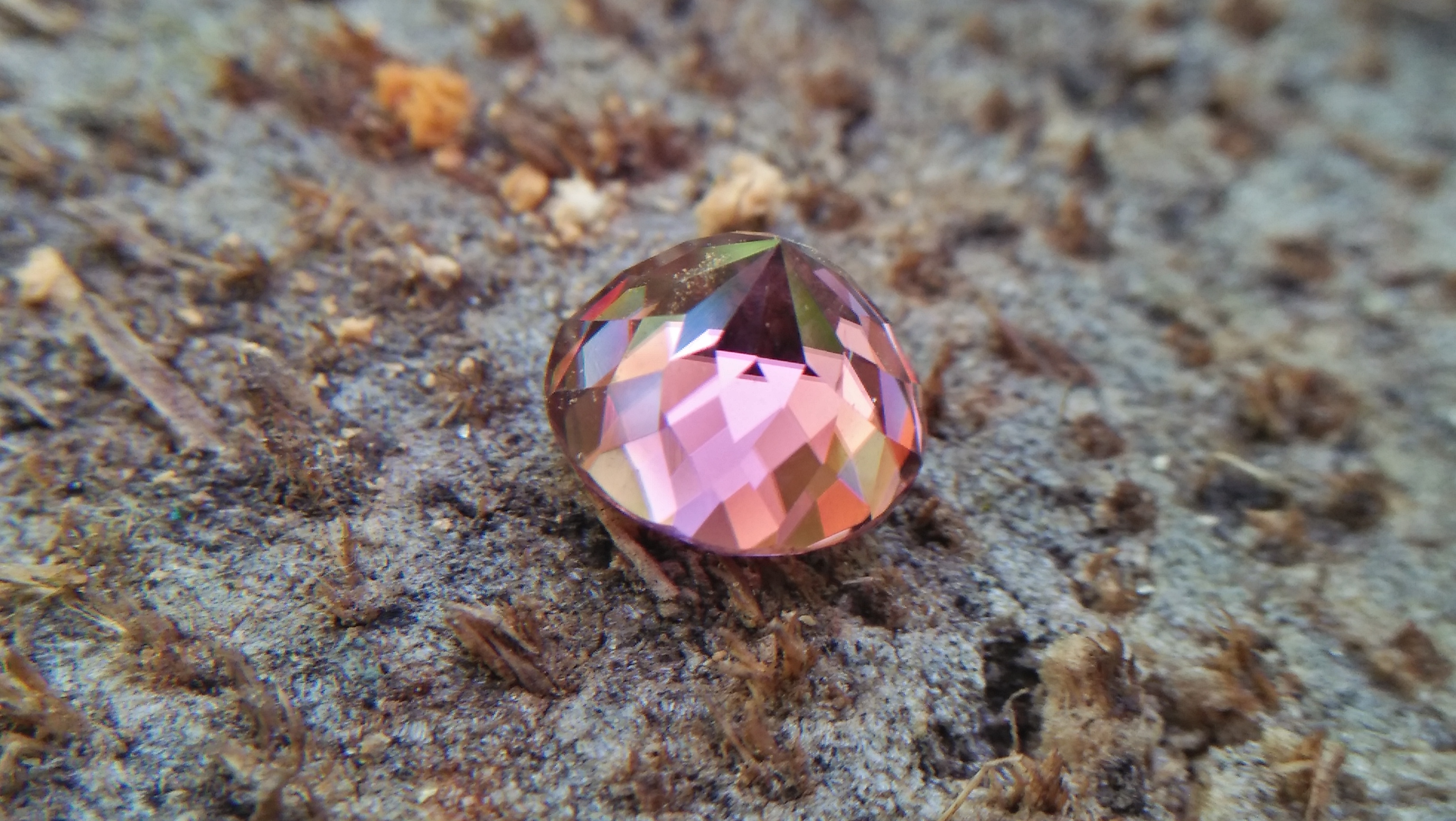 Natural Colour Change Zircon Very fine quality luster Weight: 4.45Cts Dimension: 8.7mm x 6.2mm Shape : Round Clarity : Clean Treatment : None/ Natural/ Unheated Colour: changing Colours Brown, Peach, pinkish purple, Red