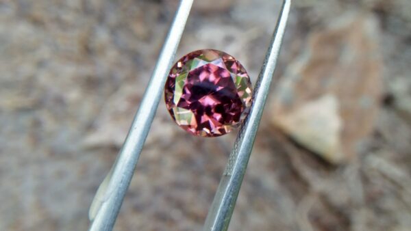 Natural Colour Change Zircon Very fine quality luster Weight: 4.45Cts Dimension: 8.7mm x 6.2mm Shape : Round Clarity : Clean Treatment : None/ Natural/ Unheated Colour: changing Colours Brown, Peach, pinkish purple, Red