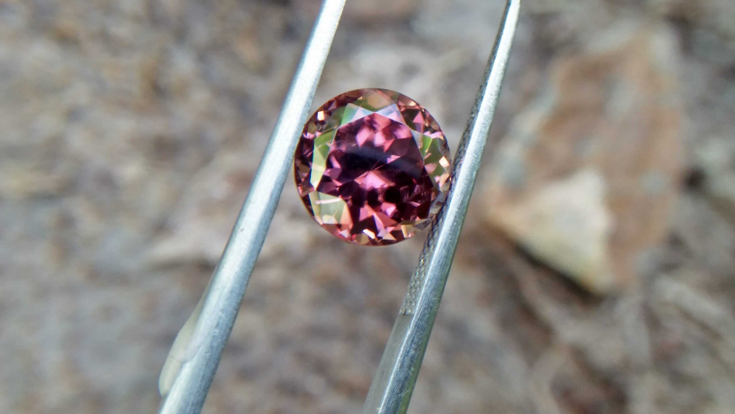 Natural Colour Change Zircon Very fine quality luster Weight: 4.45Cts Dimension: 8.7mm x 6.2mm Shape : Round Clarity : Clean Treatment : None/ Natural/ Unheated Colour: changing Colours Brown, Peach, pinkish purple, Red