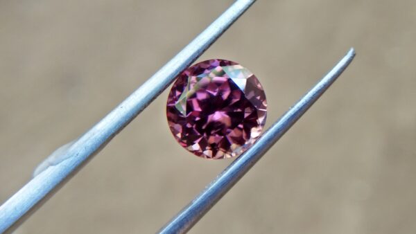 Natural Colour Change Zircon Very fine quality luster Weight: 4.45Cts Dimension: 8.7mm x 6.2mm Shape : Round Clarity : Clean Treatment : None/ Natural/ Unheated Colour: changing Colours Brown, Peach, pinkish purple, Red