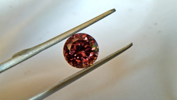 Natural Colour Change Zircon Very fine quality luster Weight: 4.45Cts Dimension: 8.7mm x 6.2mm Shape : Round Clarity : Clean Treatment : None/ Natural/ Unheated Colour: changing Colours Brown, Peach, pinkish purple, Red