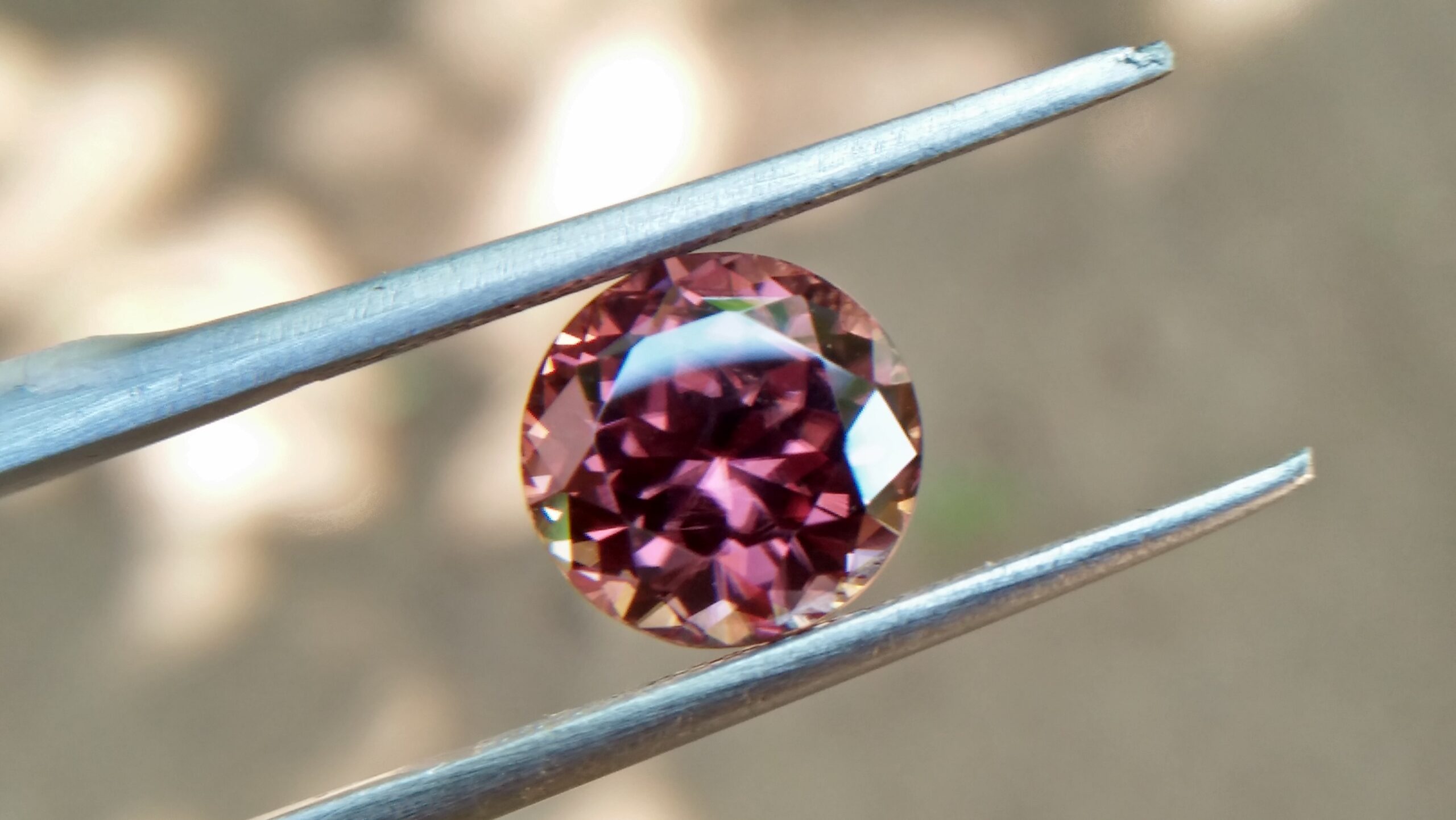 Natural Colour Change Zircon Very fine quality luster Weight: 4.45Cts Dimension: 8.7mm x 6.2mm Shape : Round Clarity : Clean Treatment : None/ Natural/ Unheated Colour: changing Colours Brown, Peach, pinkish purple, Red