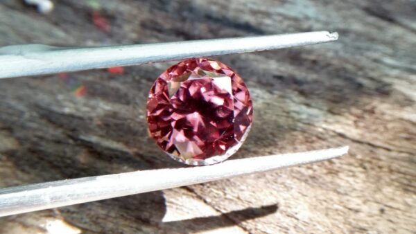 Natural Colour Change Zircon Very fine quality luster Weight: 4.45Cts Dimension: 8.7mm x 6.2mm Shape : Round Clarity : Clean Treatment : None/ Natural/ Unheated Colour: changing Colours Brown, Peach, pinkish purple, Red