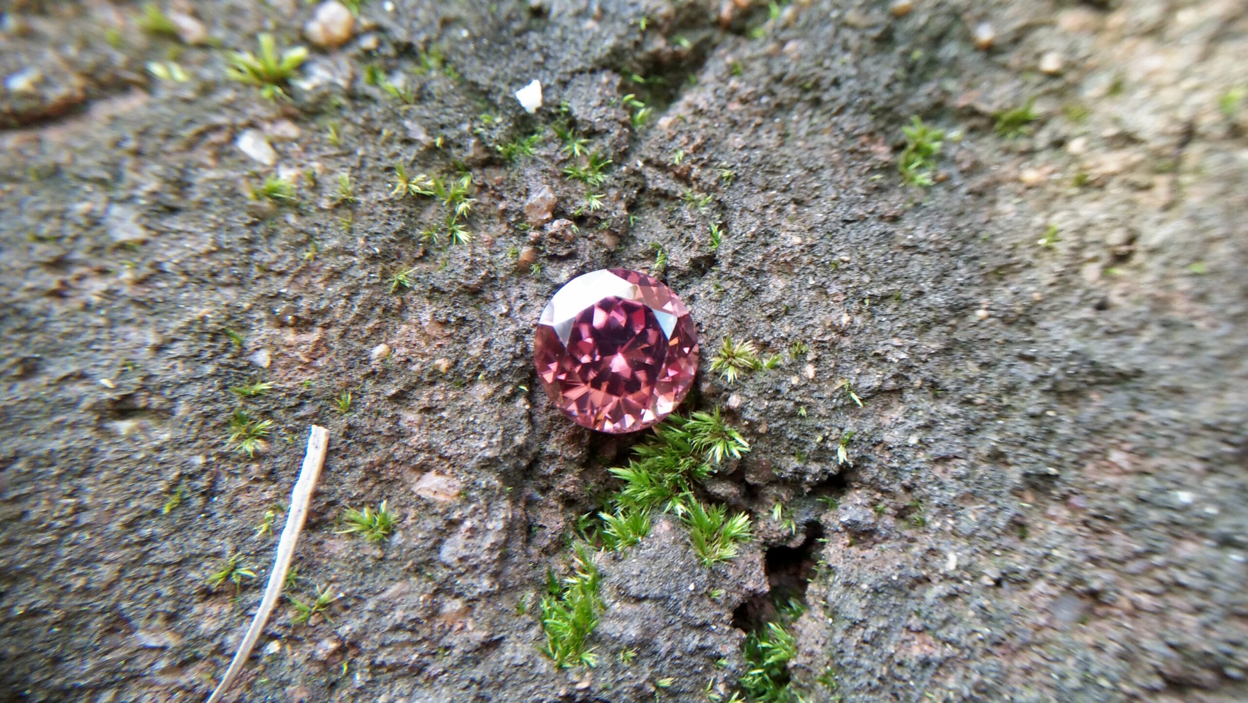 Natural Colour Change Zircon Very fine quality luster Weight: 4.45Cts Dimension: 8.7mm x 6.2mm Shape : Round Clarity : Clean Treatment : None/ Natural/ Unheated Colour: changing Colours Brown, Peach, pinkish purple, Red