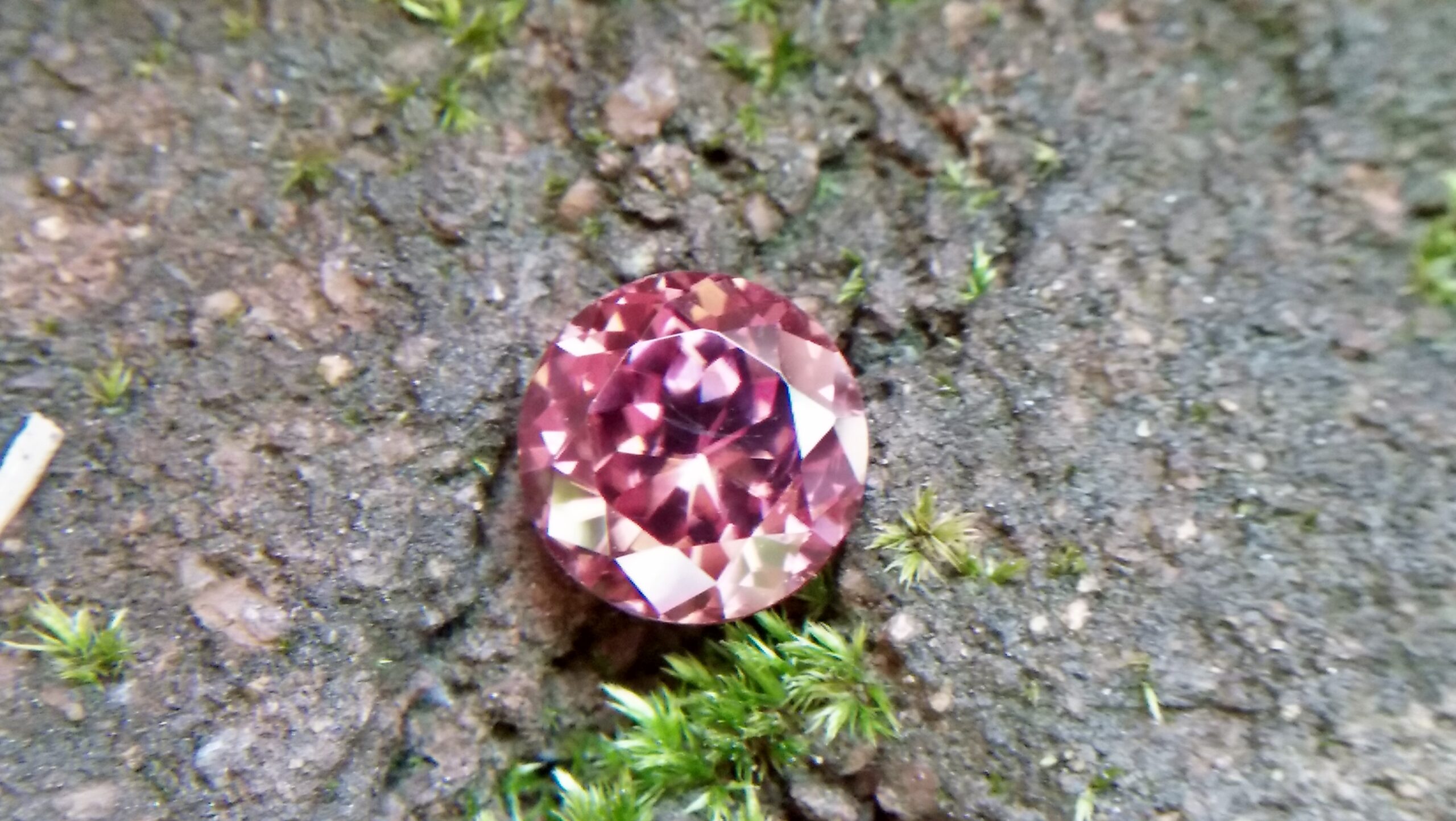 Natural Colour Change Zircon Very fine quality luster Weight: 4.45Cts Dimension: 8.7mm x 6.2mm Shape : Round Clarity : Clean Treatment : None/ Natural/ Unheated Colour: changing Colours Brown, Peach, pinkish purple, Red