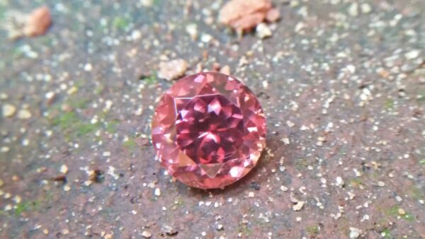 Natural Colour Change Zircon Very fine quality luster Weight: 4.45Cts Dimension: 8.7mm x 6.2mm Shape : Round Clarity : Clean Treatment : None/ Natural/ Unheated Colour: changing Colours Brown, Peach, pinkish purple, Red