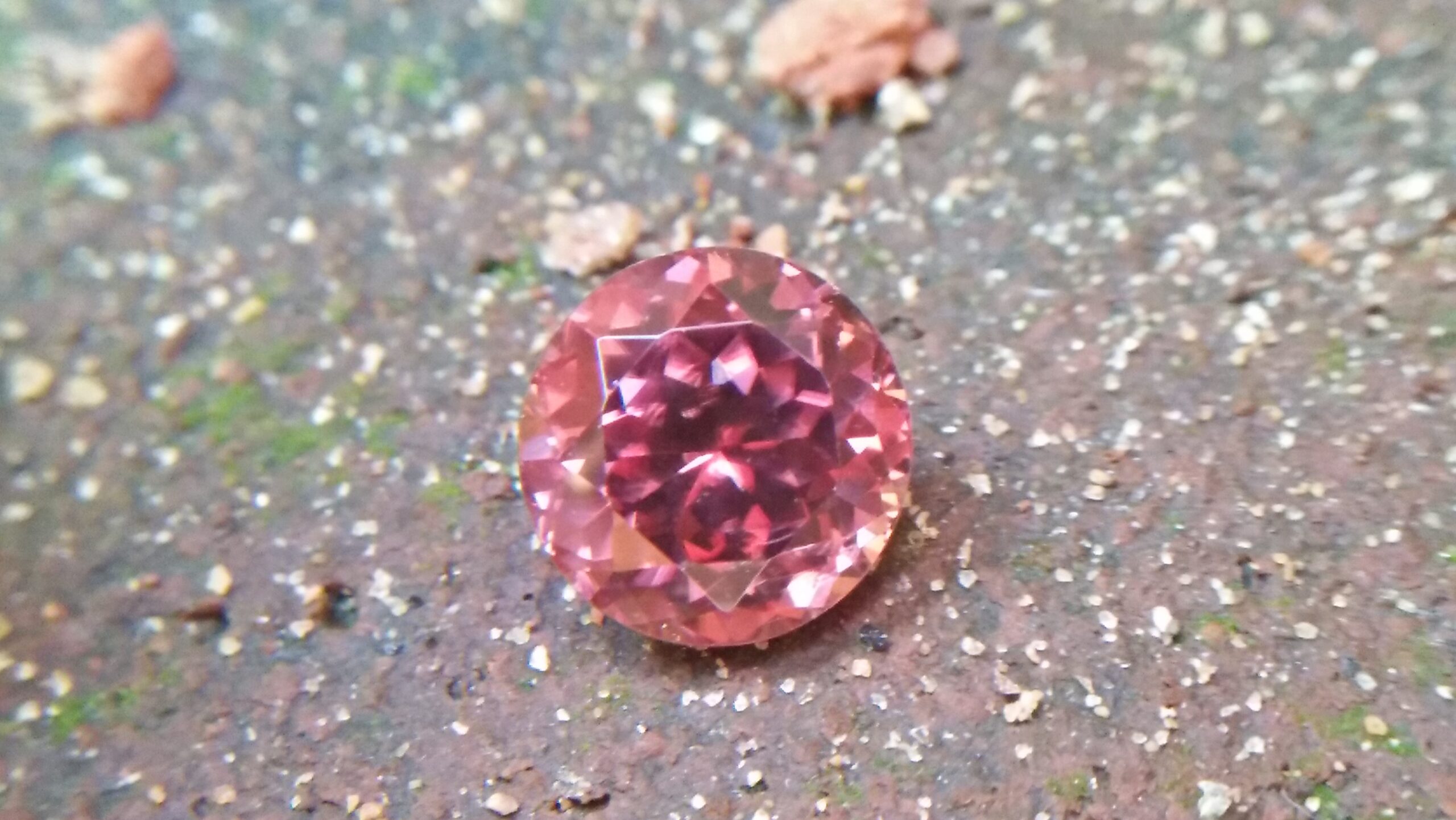Natural Colour Change Zircon Very fine quality luster Weight: 4.45Cts Dimension: 8.7mm x 6.2mm Shape : Round Clarity : Clean Treatment : None/ Natural/ Unheated Colour: changing Colours Brown, Peach, pinkish purple, Red