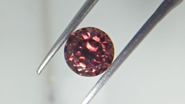 Natural Colour Change Zircon Very fine quality luster Weight: 4.45Cts Dimension: 8.7mm x 6.2mm Shape : Round Clarity : Clean Treatment : None/ Natural/ Unheated Colour: changing Colours Brown, Peach, pinkish purple, Red