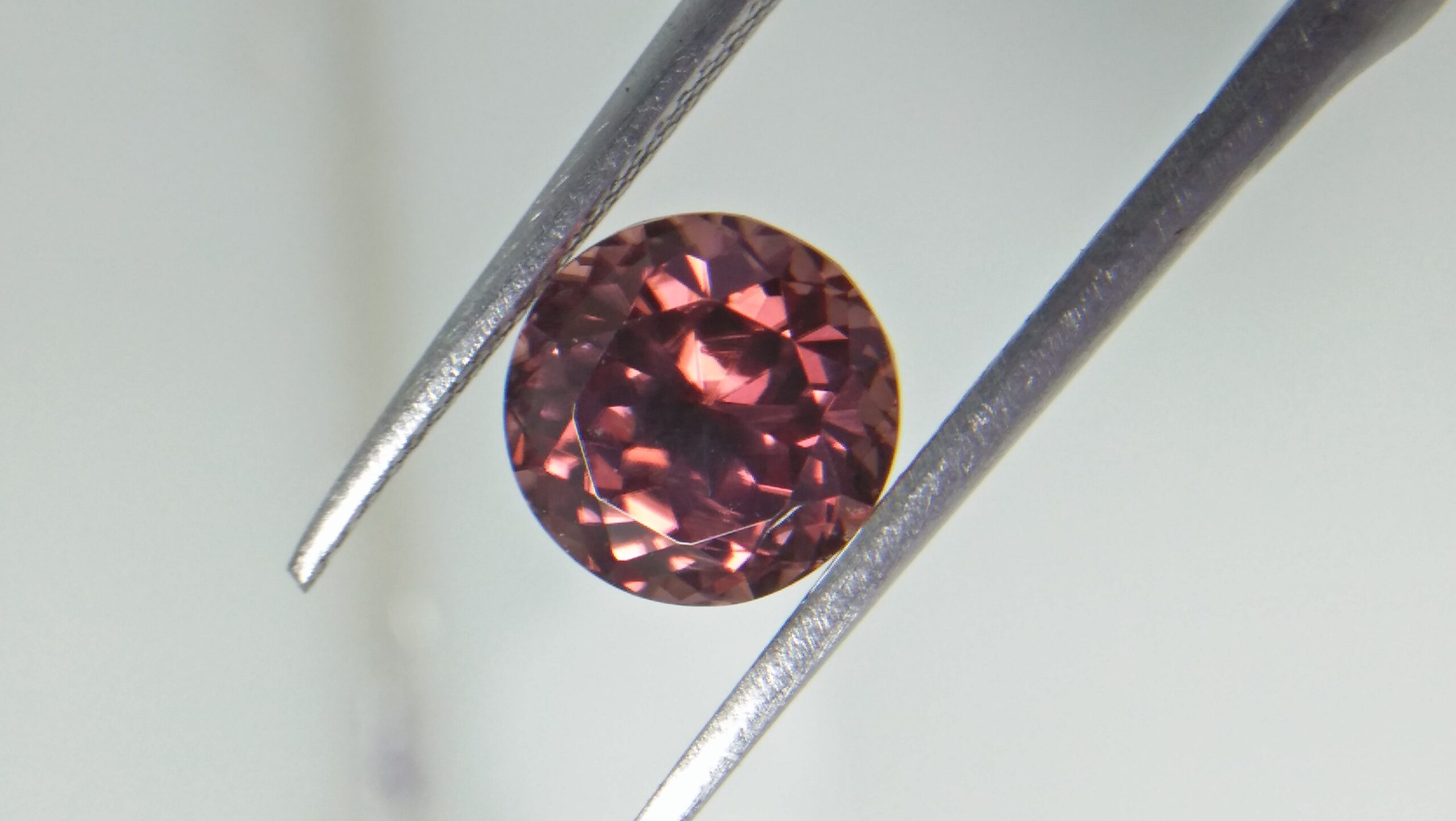 Natural Colour Change Zircon Very fine quality luster Weight: 4.45Cts Dimension: 8.7mm x 6.2mm Shape : Round Clarity : Clean Treatment : None/ Natural/ Unheated Colour: changing Colours Brown, Peach, pinkish purple, Red