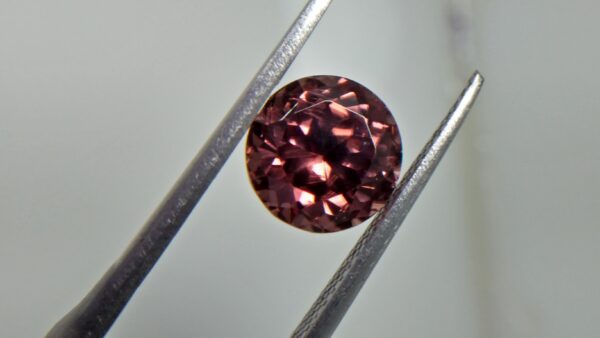 Natural Colour Change Zircon Very fine quality luster Weight: 4.45Cts Dimension: 8.7mm x 6.2mm Shape : Round Clarity : Clean Treatment : None/ Natural/ Unheated Colour: changing Colours Brown, Peach, pinkish purple, Red