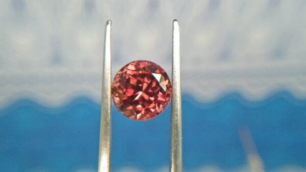 Natural Colour Change Zircon Very fine quality luster Weight: 4.45Cts Dimension: 8.7mm x 6.2mm Shape : Round Clarity : Clean Treatment : None/ Natural/ Unheated Colour: changing Colours Brown, Peach, pinkish purple, Red