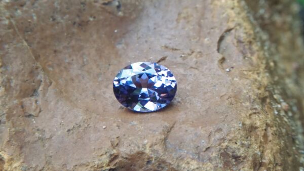 NATURAL Bluish Violet SPINEL Shape : Ovel Clarity : SI Treatment : Natural/Unheated Dimension : 7.5mm x 5.9mm x 4.05mm Weight : 1.29Cts Colour : Bluish Violet