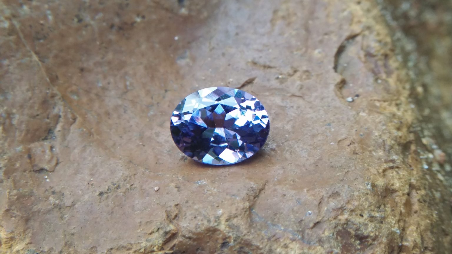 NATURAL Bluish Violet SPINEL Shape : Ovel Clarity : SI Treatment : Natural/Unheated Dimension : 7.5mm x 5.9mm x 4.05mm Weight : 1.29Cts Colour : Bluish Violet