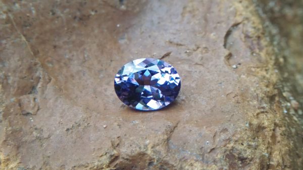 NATURAL Bluish Violet SPINEL Shape : Ovel Clarity : SI Treatment : Natural/Unheated Dimension : 7.5mm x 5.9mm x 4.05mm Weight : 1.29Cts Colour : Bluish Violet