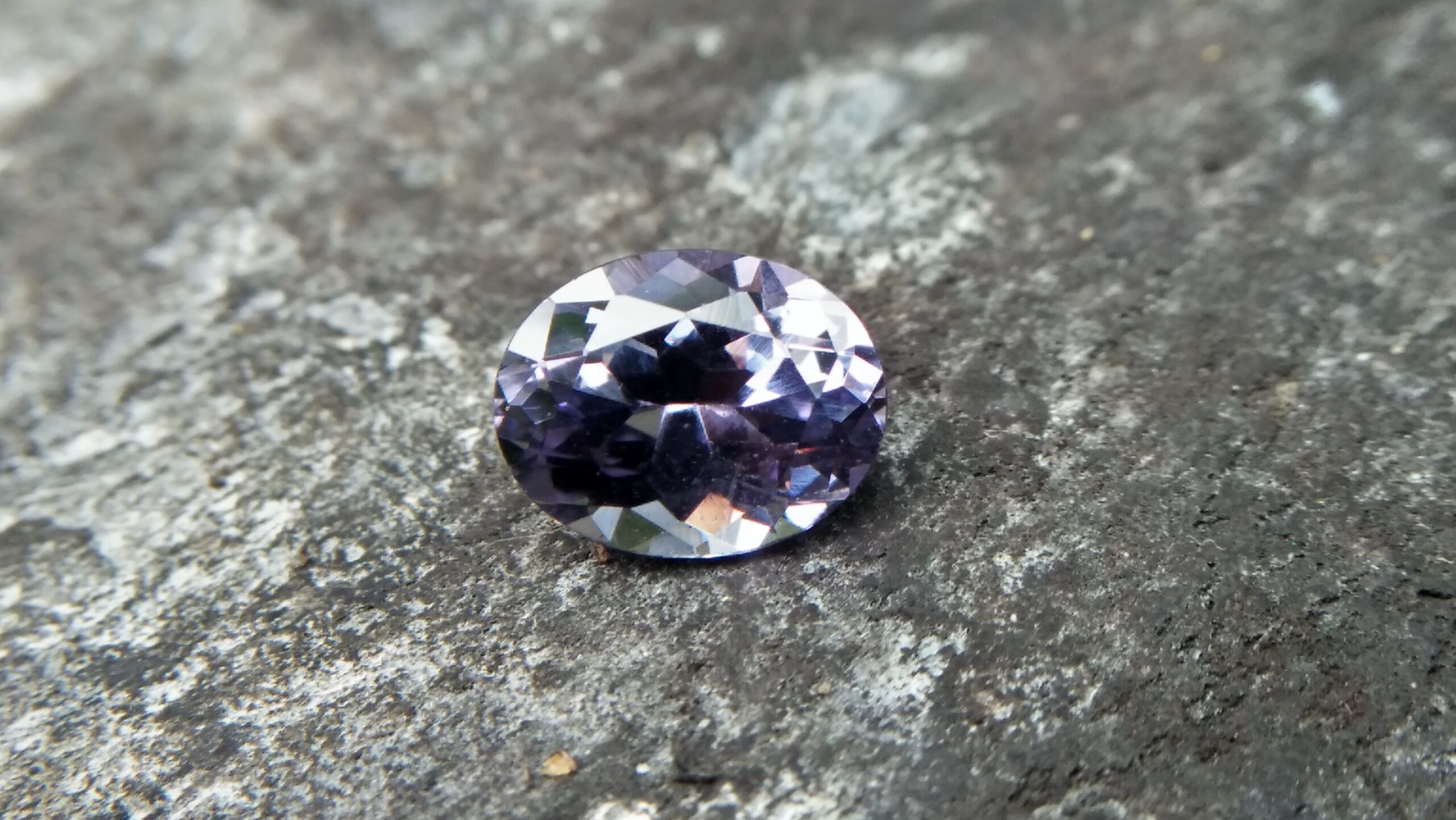 NATURAL Bluish Violet SPINEL Shape : Ovel Clarity : SI Treatment : Natural/Unheated Dimension : 7.5mm x 5.9mm x 4.05mm Weight : 1.29Cts Colour : Bluish Violet