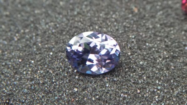 NATURAL Bluish Violet SPINEL Shape : Ovel Clarity : SI Treatment : Natural/Unheated Dimension : 7.5mm x 5.9mm x 4.05mm Weight : 1.29Cts Colour : Bluish Violet