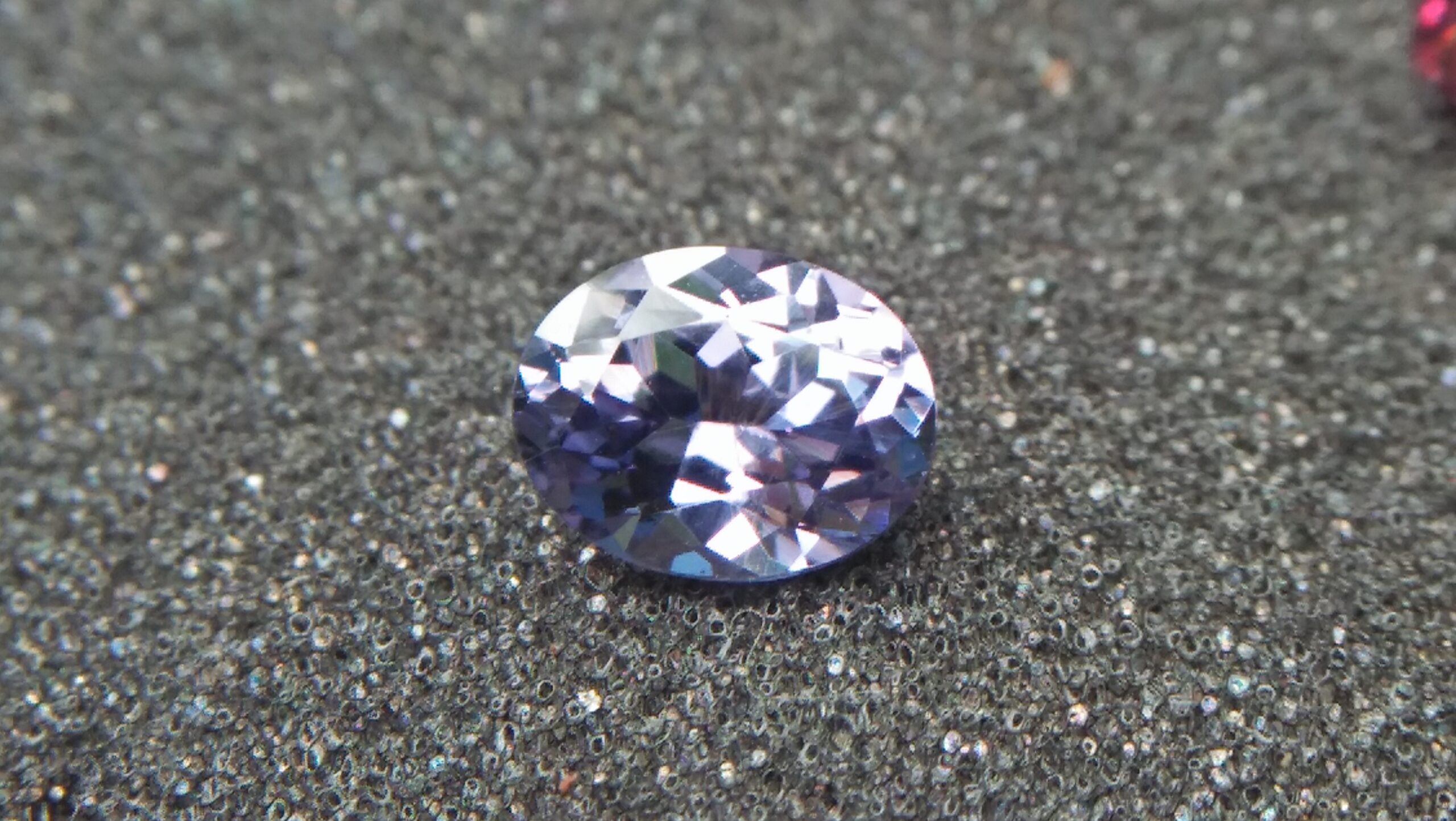 NATURAL Bluish Violet SPINEL Shape : Ovel Clarity : SI Treatment : Natural/Unheated Dimension : 7.5mm x 5.9mm x 4.05mm Weight : 1.29Cts Colour : Bluish Violet