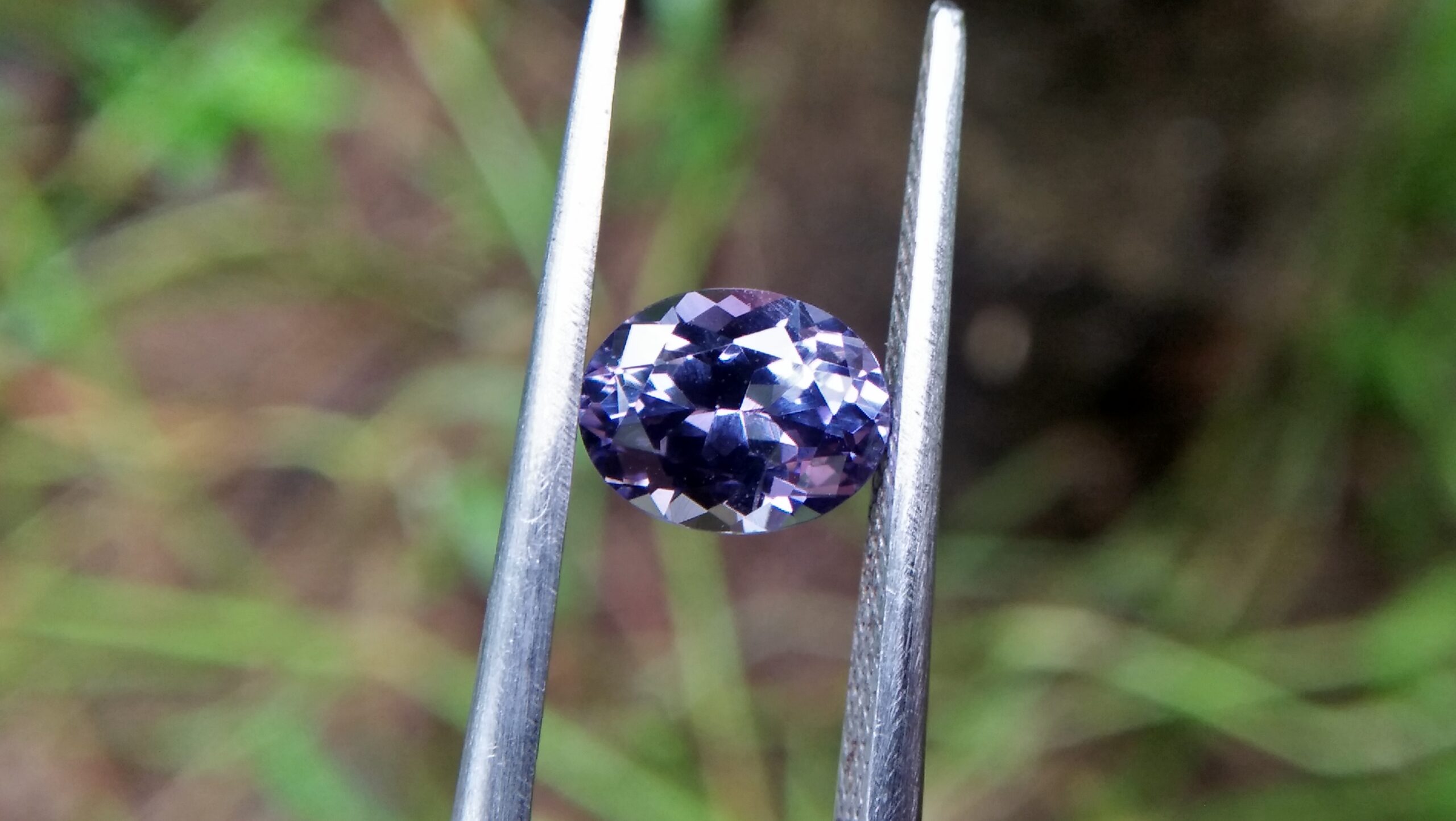NATURAL Bluish Violet SPINEL Shape : Ovel Clarity : SI Treatment : Natural/Unheated Dimension : 7.5mm x 5.9mm x 4.05mm Weight : 1.29Cts Colour : Bluish Violet