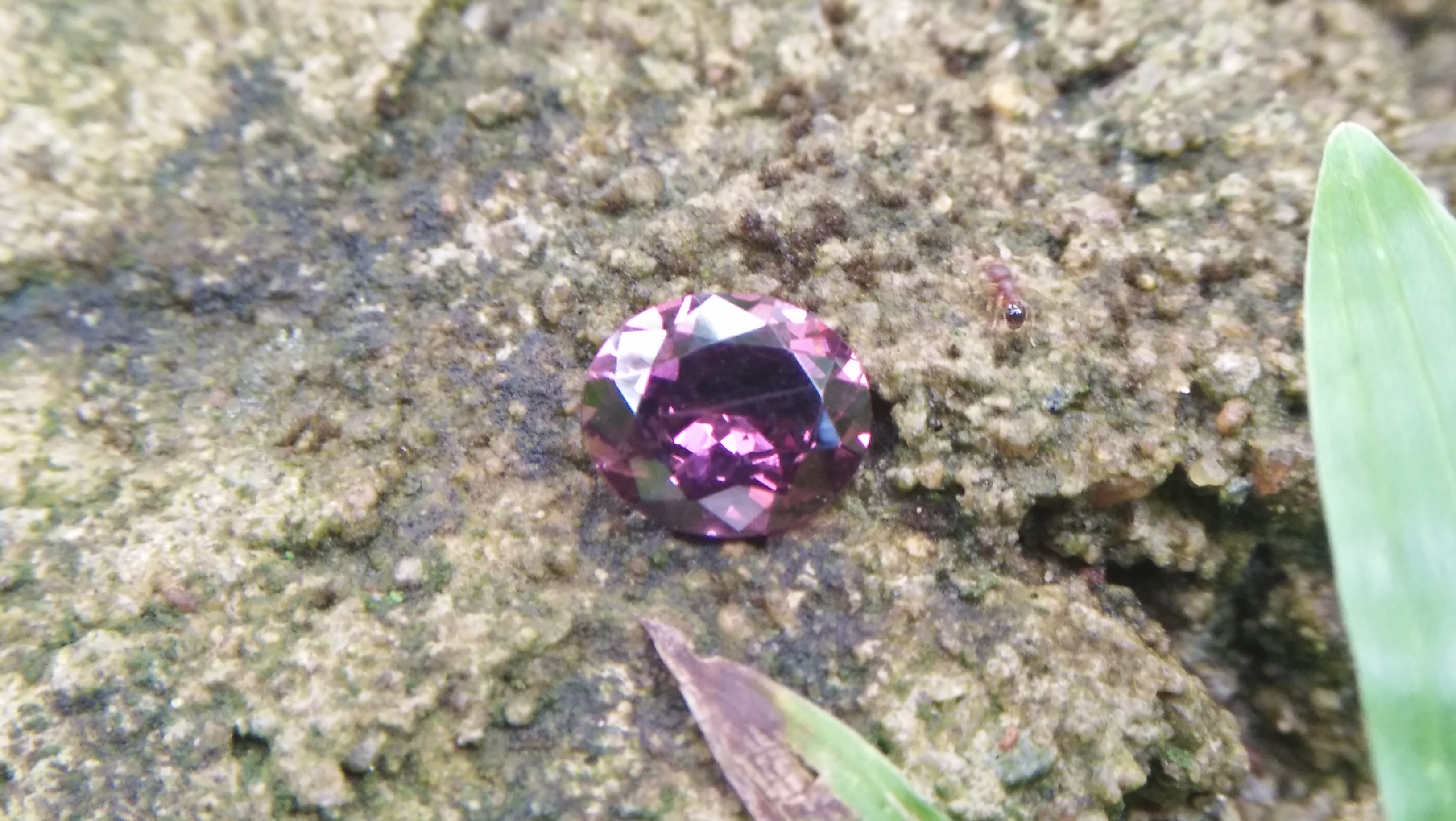 Natural Brownish Purple Spinel Shape : Ovel Clarity : SI Treatment : Natural/Unheated Dimension : 7.6mm x 6.4mm x 3.6mm Weight : 1.20 Cts Colour : Brownish Purple