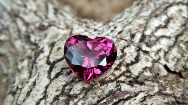 Natural Colour Change Rhodolite Garnet Weight : 2.10Cts Dimension: 7.6 mm x 8.3mm x 4.7 mm Colour: changing colors Red to purplish pink Clarity : Clean Shape : Heart Birthstone : January Treatment : Unheated/Natural