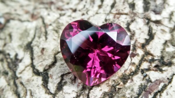 Natural Colour Change Rhodolite Garnet Weight : 2.10Cts Dimension: 7.6 mm x 8.3mm x 4.7 mm Colour: changing colors Red to purplish pink Clarity : Clean Shape : Heart Birthstone : January Treatment : Unheated/Natural