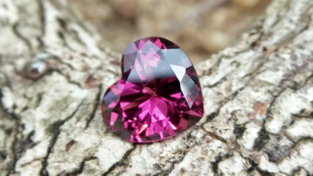 Natural Colour Change Rhodolite Garnet Weight : 2.10Cts Dimension: 7.6 mm x 8.3mm x 4.7 mm Colour: changing colors Red to purplish pink Clarity : Clean Shape : Heart Birthstone : January Treatment : Unheated/Natural