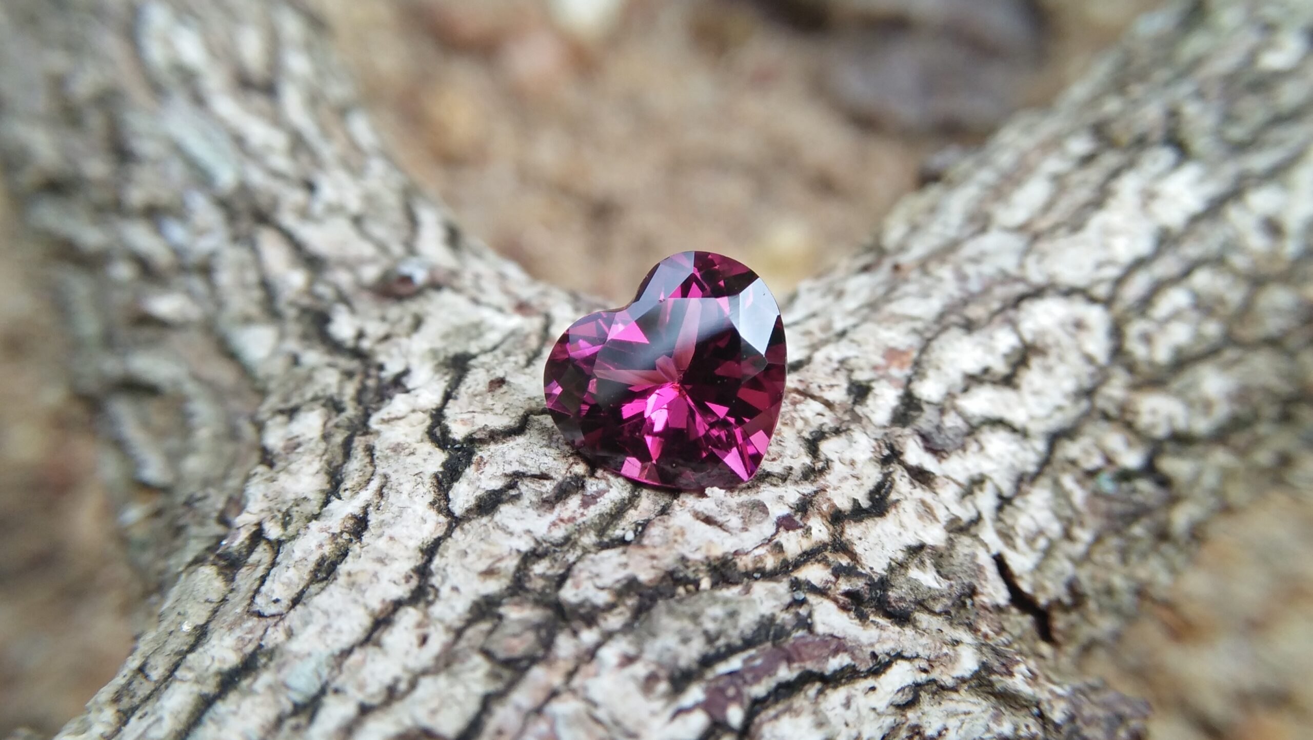 Natural Colour Change Rhodolite Garnet Weight : 2.10Cts Dimension: 7.6 mm x 8.3mm x 4.7 mm Colour: changing colors Red to purplish pink Clarity : Clean Shape : Heart Birthstone : January Treatment : Unheated/Natural