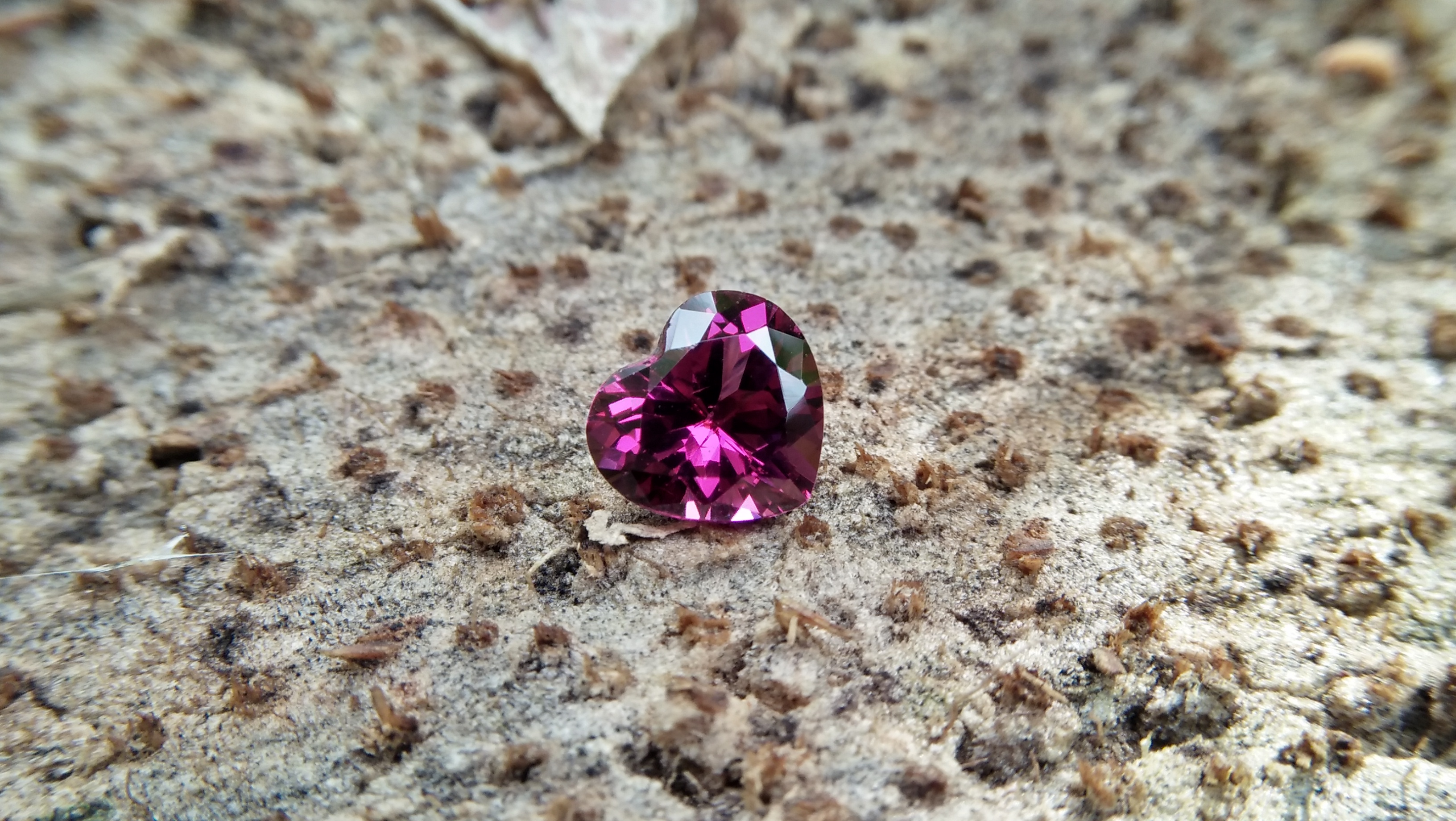 Natural Colour Change Rhodolite Garnet Weight : 2.10Cts Dimension: 7.6 mm x 8.3mm x 4.7 mm Colour: changing colors Red to purplish pink Clarity : Clean Shape : Heart Birthstone : January Treatment : Unheated/Natural