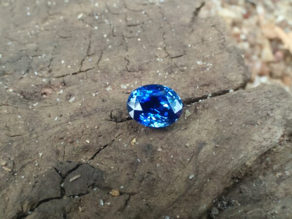 NATURAL BLUE SAPPHIRE Shape : Ovel Dimension : 9.15mm x 7.30mm x 5.51mm Weight : 3.06Cts Clarity : SI Colour : Cornflower Blue Transparency : Transparent Treatment : Unheated/Natural Sapphire is the birthstone for September