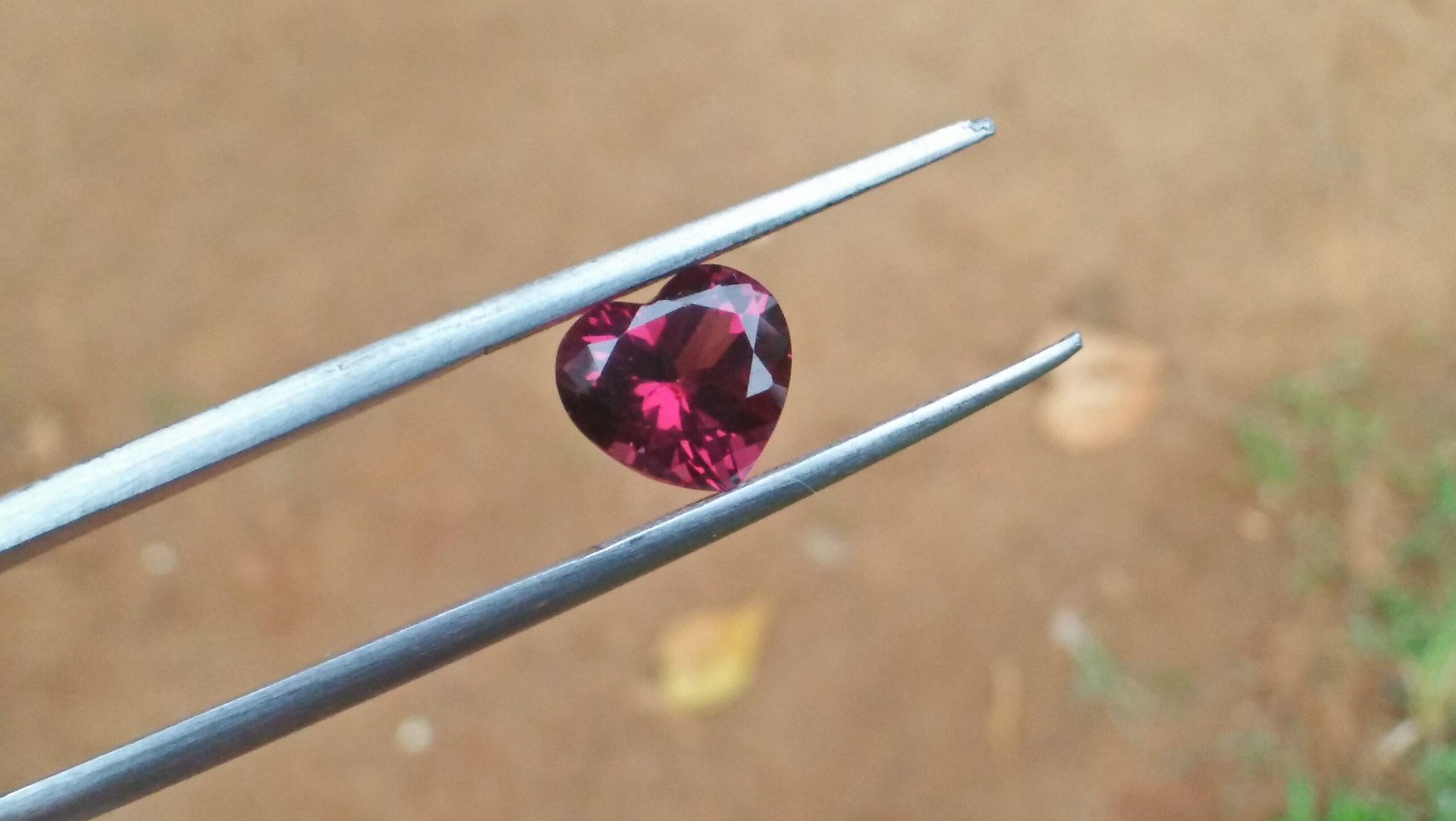 Natural Colour Change Rhodolite Garnet Weight : 2.10Cts Dimension: 7.6 mm x 8.3mm x 4.7 mm Colour: changing colors Red to purplish pink Clarity : Clean Shape : Heart Birthstone : January Treatment : Unheated/Natural