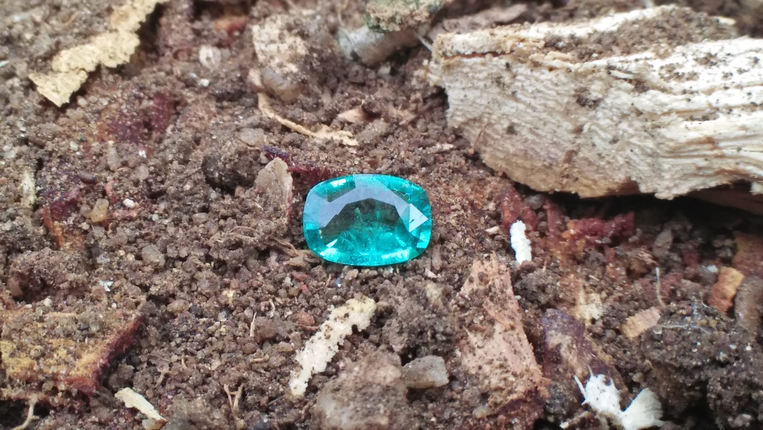 Natural Colombian Emerald Clarity : SI Treatment : Natural/Unheated Dimension : 7.95mm x 5.6mm x 3.61mm Weight : 1.05 Cts Birthstone : May Mineral : Colombia