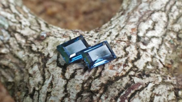 NATURAL Blue Spinels Shape : Octagon Clarity : VS Treatment : Natural/Unheated Dimension : 5.8mm x 4.1mm x 2.7mm 5.7mm x 3.9mm x 2.5mm Weight : 1.25Cts (both) Cut : Octagon Step Colour : Blue