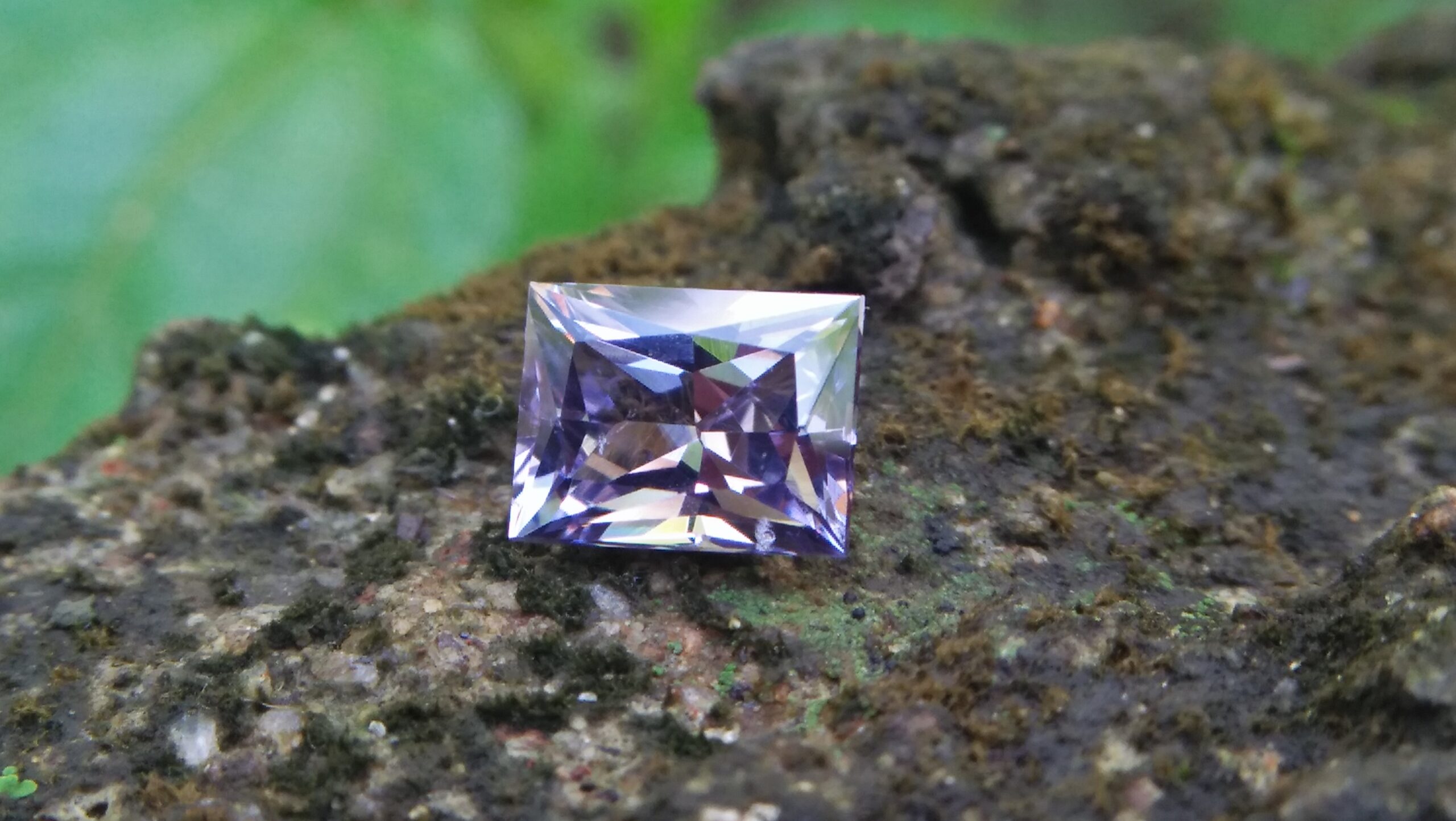 NATURAL Lavender Spinel Shape : Octagon Clarity : SI Treatment : Natural/Unheated Dimension : 6.3mm x 4.9mm x 3.55mm Weight : 0.95Cts Cut : Octagon Princess Colour : Lavender