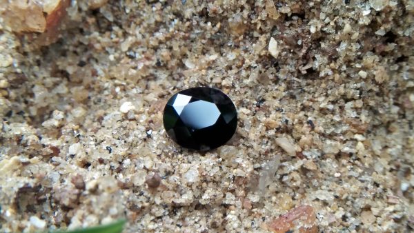 Ceylon Natural Dark Blue Sapphire ( Kakanil ) කාකනිල් සෙනසුරු ග්‍රහයාට අයත් මැණික Shape : Ovel Clarity : Clean Treatment : Natural/Unheated Dimension : 6.3mmx 5.4mm x 3.3mm Weight : 1.09Cts Location : City of Gem Ratnapura Sri Lanka