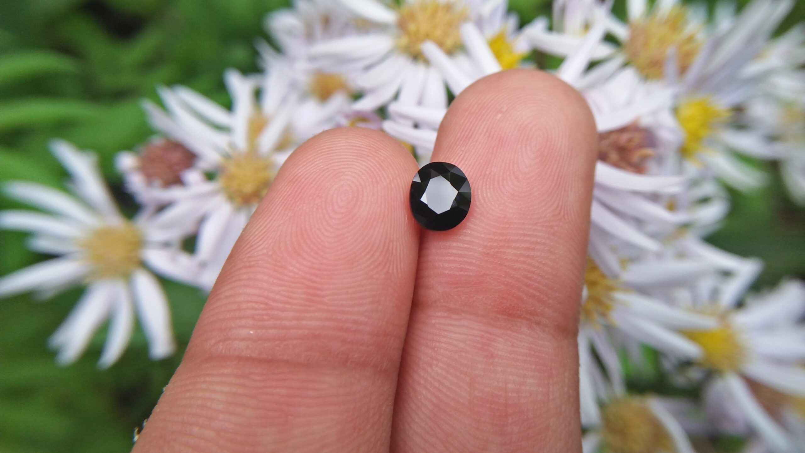 Ceylon Natural Dark Blue Sapphire ( Kakanil ) කාකනිල් සෙනසුරු ග්‍රහයාට අයත් මැණික Shape : Ovel Clarity : Clean Treatment : Natural/Unheated Dimension : 6.3mmx 5.4mm x 3.3mm Weight : 1.09Cts Location : City of Gem Ratnapura Sri Lanka