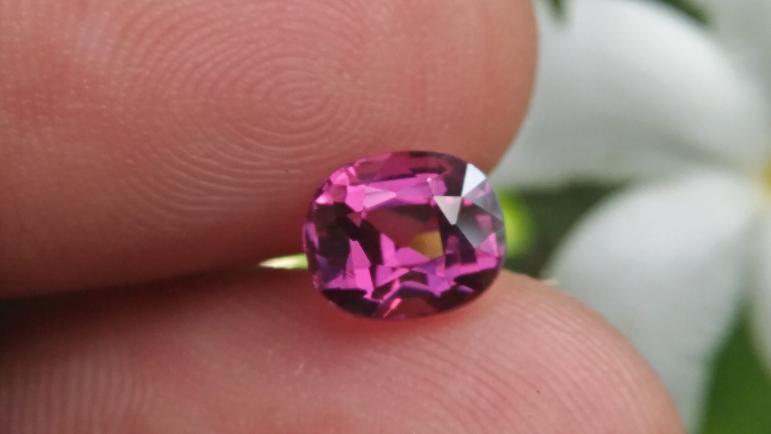 NATURAL Purplish Pink Spinel Shape : Cution Clarity : Very Clean Treatment : Natural/Unheated Dimension : 6.9mm x 5.8mm x 4.8mm Weight : 1.62 Cts Cut : Cution Cut Dispersion : Good Colour : purpalish Pink