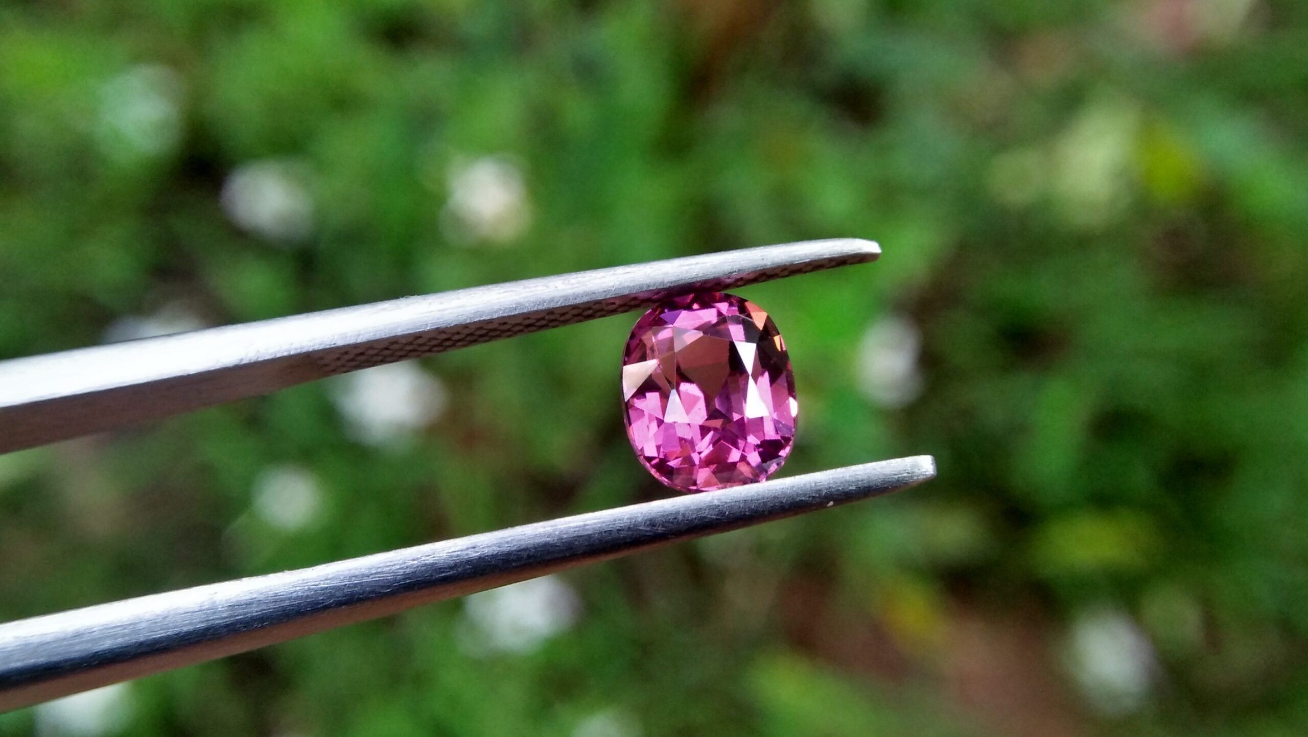 NATURAL Purplish Pink Spinel Shape : Cution Clarity : Very Clean Treatment : Natural/Unheated Dimension : 6.9mm x 5.8mm x 4.8mm Weight : 1.62 Cts Cut : Cution Cut Dispersion : Good Colour : purpalish Pink
