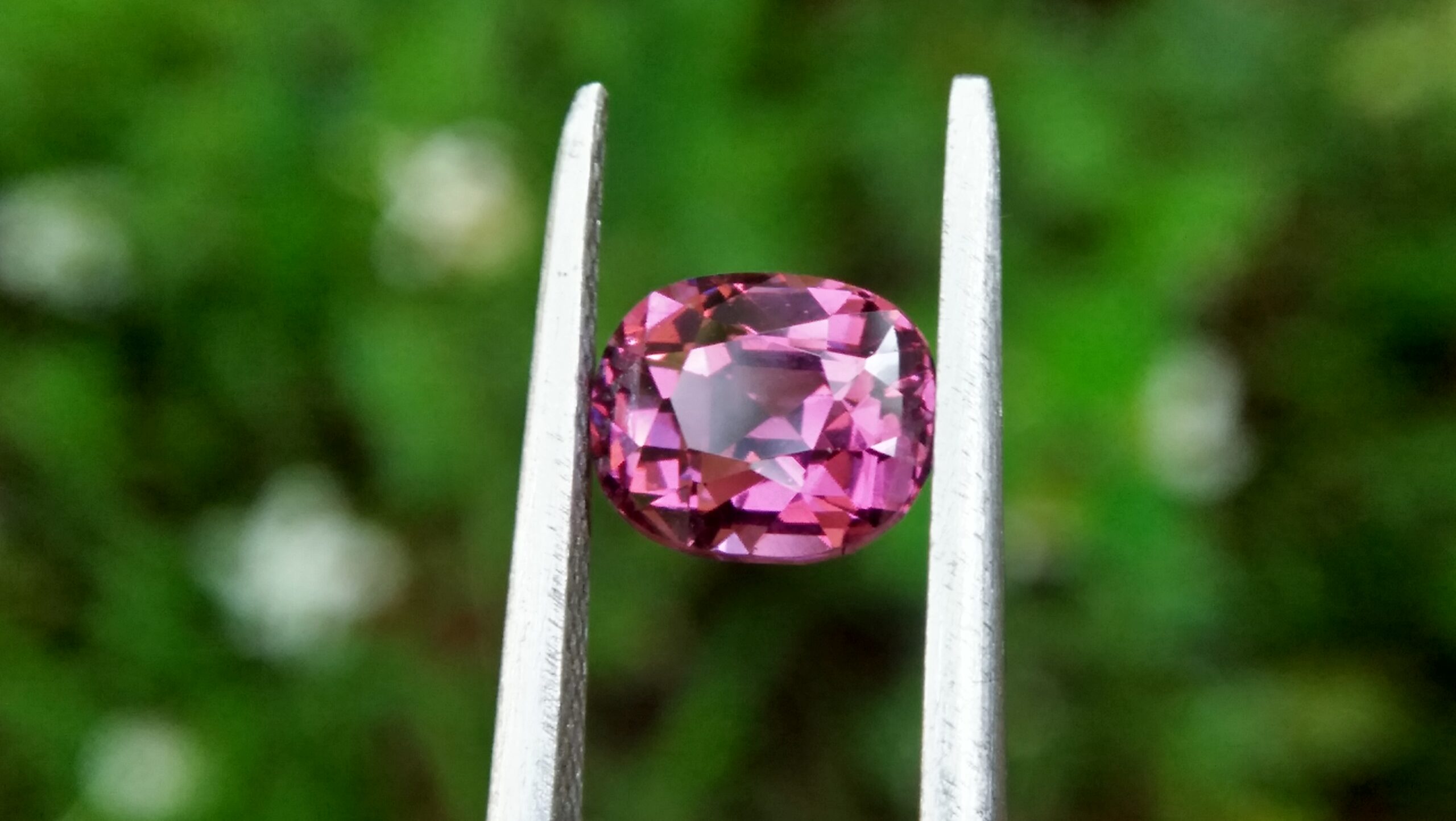 NATURAL Purplish Pink Spinel Shape : Cution Clarity : Very Clean Treatment : Natural/Unheated Dimension : 6.9mm x 5.8mm x 4.8mm Weight : 1.62 Cts Cut : Cution Cut Dispersion : Good Colour : purpalish Pink