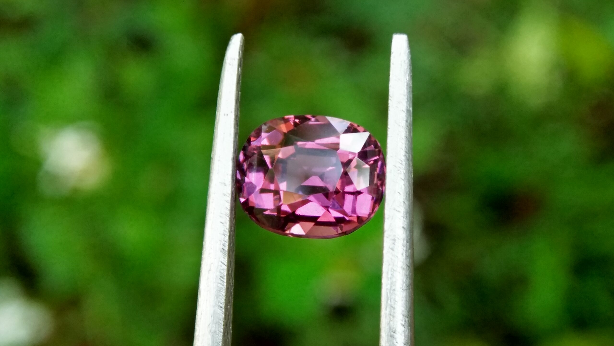 NATURAL Purplish Pink Spinel Shape : Cution Clarity : Very Clean Treatment : Natural/Unheated Dimension : 6.9mm x 5.8mm x 4.8mm Weight : 1.62 Cts Cut : Cution Cut Dispersion : Good Colour : purpalish Pink