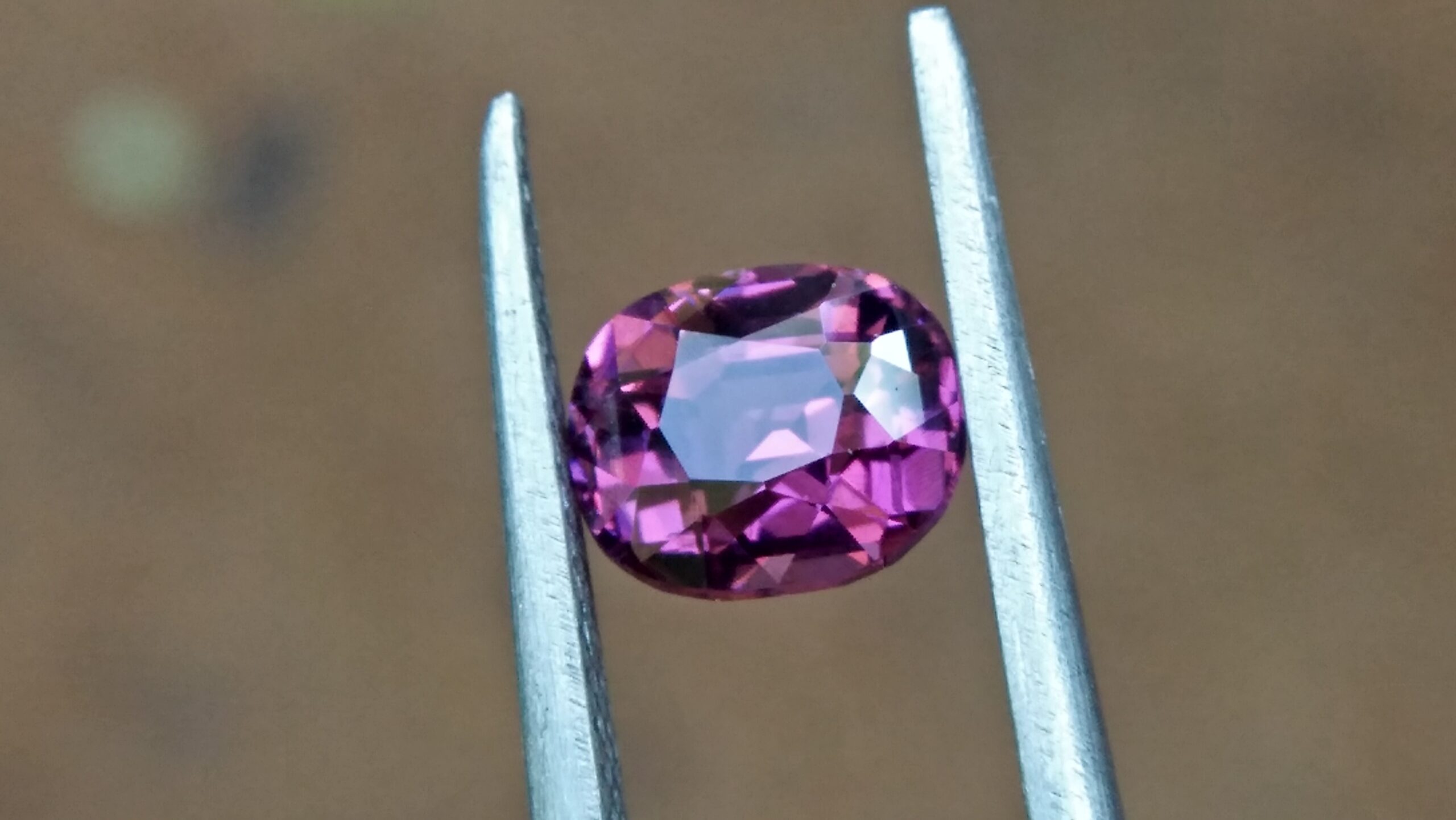 NATURAL Purplish Pink Spinel Shape : Cution Clarity : Very Clean Treatment : Natural/Unheated Dimension : 6.9mm x 5.8mm x 4.8mm Weight : 1.62 Cts Cut : Cution Cut Dispersion : Good Colour : purpalish Pink