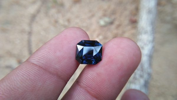 NATURAL Cobalt Spinel Shape : Octagon Clarity : SI Treatment : Natural/Unheated Weight : 5.10 Cts Colour : Violetish Green Blue Dimension : 10.15mm x 9.40mm x 6.57mm Cut : Octogen scissors "GGTL" Certified