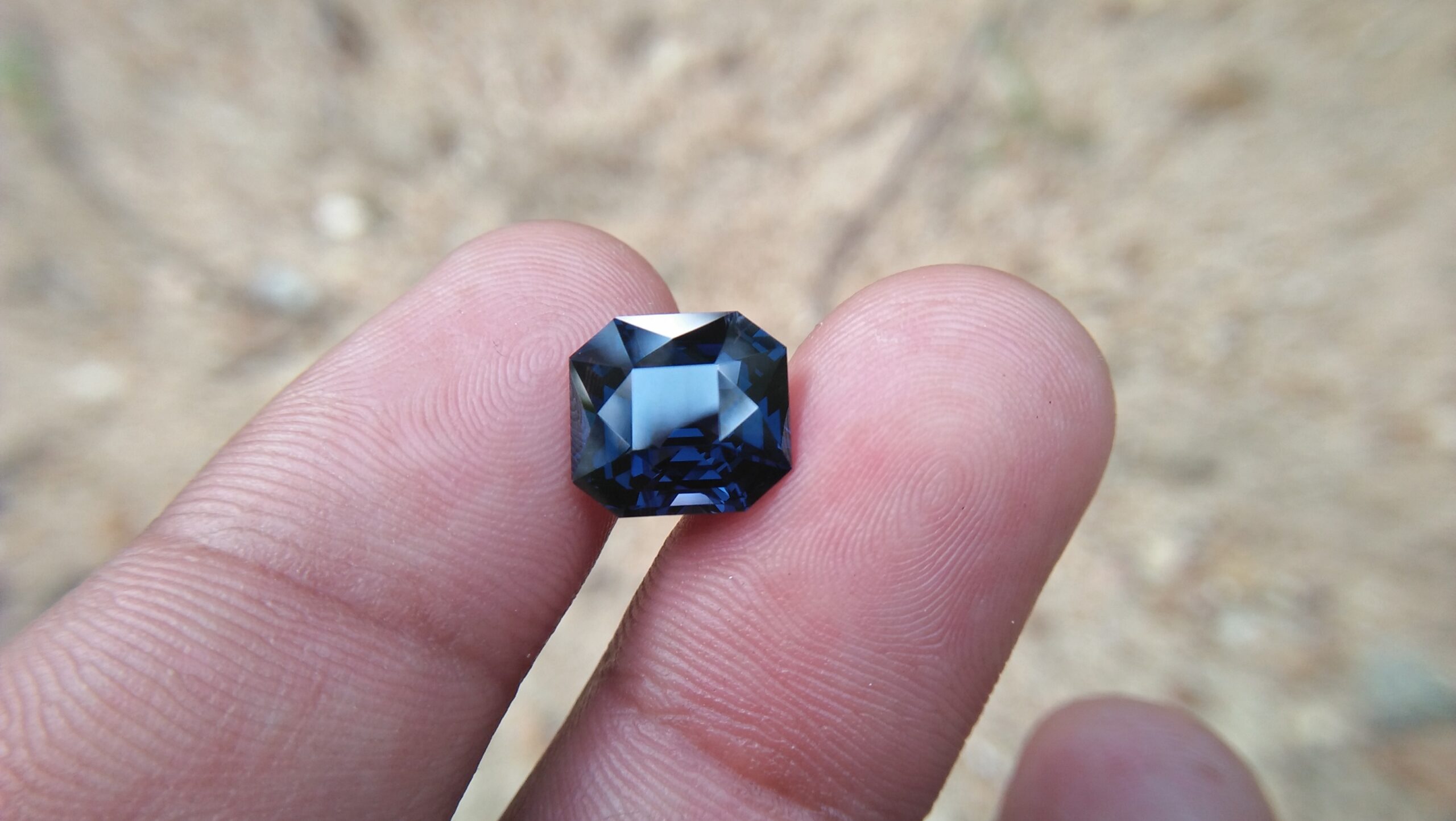 NATURAL Cobalt Spinel Shape : Octagon Clarity : SI Treatment : Natural/Unheated Weight : 5.10 Cts Colour : Violetish Green Blue Dimension : 10.15mm x 9.40mm x 6.57mm Cut : Octogen scissors "GGTL" Certified