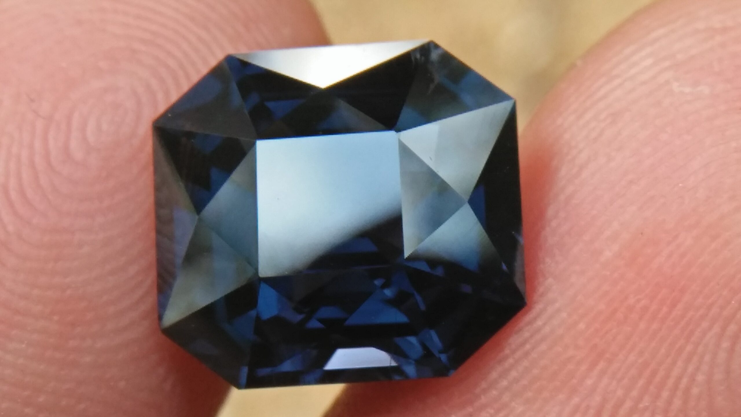 NATURAL Cobalt Spinel Shape : Octagon Clarity : SI Treatment : Natural/Unheated Weight : 5.10 Cts Colour : Violetish Green Blue Dimension : 10.15mm x 9.40mm x 6.57mm Cut : Octogen scissors "GGTL" Certified