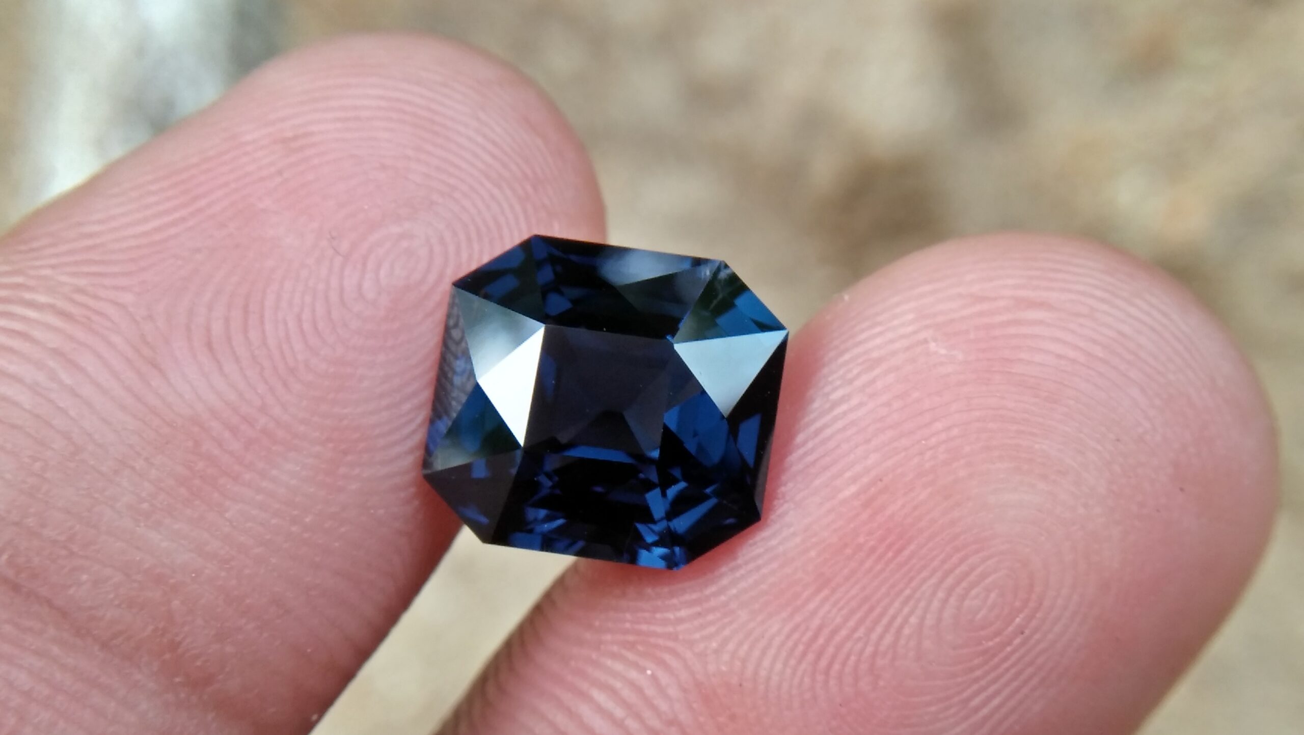 NATURAL Cobalt Spinel Shape : Octagon Clarity : SI Treatment : Natural/Unheated Weight : 5.10 Cts Colour : Violetish Green Blue Dimension : 10.15mm x 9.40mm x 6.57mm Cut : Octogen scissors "GGTL" Certified