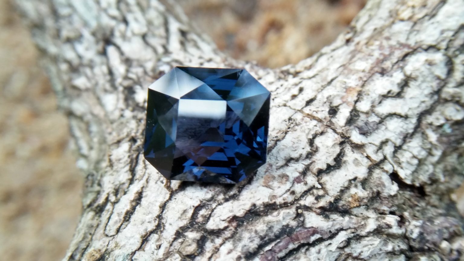 NATURAL Cobalt Spinel Shape : Octagon Clarity : SI Treatment : Natural/Unheated Weight : 5.10 Cts Colour : Violetish Green Blue Dimension : 10.15mm x 9.40mm x 6.57mm Cut : Octogen scissors "GGTL" Certified